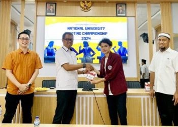 Moh. Rayyan Kufri Peraih Posisi Pertama The Best Speaker NUDC 2024  saat menerima Hadiah yang langsung diserahkan Oleh WAREK 3 Amir Arham didampingi Pimpinan Fakultas dan Biro, Rabu (28/2/2024) (jihan/gopos)