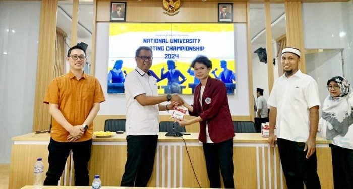 Moh. Rayyan Kufri Peraih Posisi Pertama The Best Speaker NUDC 2024  saat menerima Hadiah yang langsung diserahkan Oleh WAREK 3 Amir Arham didampingi Pimpinan Fakultas dan Biro, Rabu (28/2/2024) (jihan/gopos)