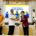 Moh. Rayyan Kufri Peraih Posisi Pertama The Best Speaker NUDC 2024  saat menerima Hadiah yang langsung diserahkan Oleh WAREK 3 Amir Arham didampingi Pimpinan Fakultas dan Biro, Rabu (28/2/2024) (jihan/gopos)