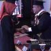 Rektor UNG, Eduart Wolok, mewisuda sekaligus menyampaikan bela sungkawa terhadap wisudawati Tri Wahyuni yang ayahnya meninggal saat hadir di prosesi wisuda. (Tangkapan layar streaming prosesi wisuda UNG)