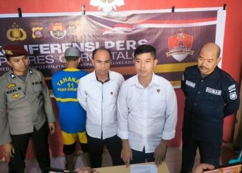 Kanit I Reskrim Polres Gorontalo Ipda Rian Sukma saat memberi keterangan pers terkait seorang ayah diduga memperkosa anak kandung hingga hamil. Senin (26/2/2024).(F. Abin/Gopos)