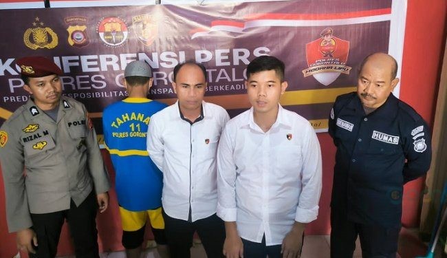 Kanit I Reskrim Polres Gorontalo Ipda Rian Sukma saat memberi keterangan pers terkait seorang ayah diduga memperkosa anak kandung hingga hamil. Senin (26/2/2024).(F. Abin/Gopos)