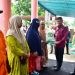 Bupati Pohuwato, Saipul Mbuinga Memberikan Bantuan Beras Gratis Secara Simbolis Kepada Salah Satu KPM, berlangsung di halaman dinas pangan Pohuwato, Kamis (1/2/2024). (F Humas Pemda Pohuwato)