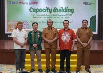 Sekda Provinsi Gorontalo, Sofyan Ibrahim (tengah) bersama Kepala Perwakilan Bank Indonesia Provinsi Gorontalo, Dian Nugraha (kedua kanan), dan Kepala BPS Provinsi Gorontalo, Mukhammad Mukhanif (kedua kiri) berpose bersama pada Capacity Building TPID Provinsi Gorontalo. (Dok. Humas BI Gorontalo)
