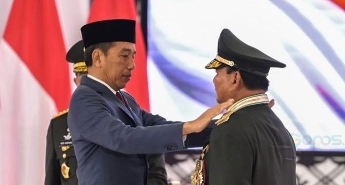 Presiden Joko Widodo sematkan pangkat Jenderal TNI Kehormatan kepada Menteri Pertahanan Prabowo Subianto dalam Rapat Pimpinan TNI dan Polri Tahun 2024 di Mabes TNI, Jakarta, Rabu (28/2/2024). [Antara/Bayu Pratama S]