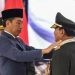 Presiden Joko Widodo sematkan pangkat Jenderal TNI Kehormatan kepada Menteri Pertahanan Prabowo Subianto dalam Rapat Pimpinan TNI dan Polri Tahun 2024 di Mabes TNI, Jakarta, Rabu (28/2/2024). [Antara/Bayu Pratama S]