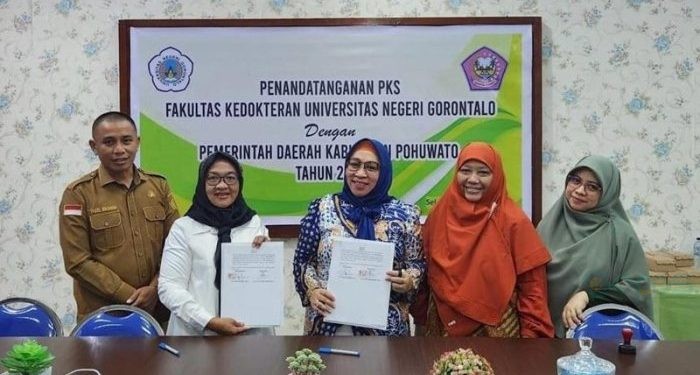 Penandatanganan kerja sama antara Fakultas Kedokteran UNG dengan Pemda Pohuwato (dok ung)