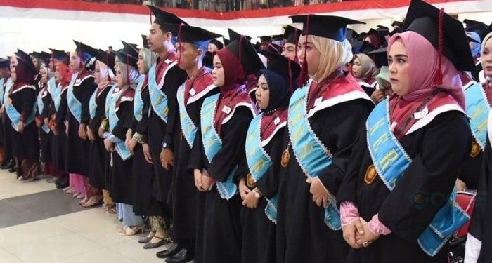 Pengukuhan ribuan lulusan UNG pada prosesi wisuda ke-49 UNG (dok. ung)