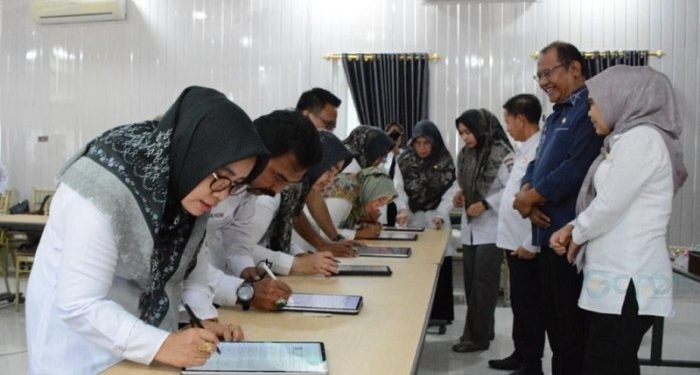 Seluruh aparatur di lingkungan Dinas Kesehatan Provinsi Gorontalo menandatangani Pakta Integritas dan Perjanjian Kinerja berlangsung di rumah jabatan Sekdaprov Gorontalo, Rabu (7/2/2024).