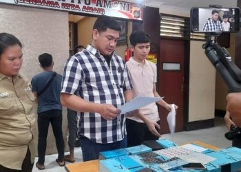 Kasat Reskrim Polresta Gorontalo Kota Kompol Leonardo Widharta saat konferensi pers terkait kasus penipuan penjualan handphone daur ulang, Kamis (29/2/2024).(F. Andol/gopos)