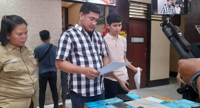 Kasat Reskrim Polresta Gorontalo Kota Kompol Leonardo Widharta saat konferensi pers terkait kasus penipuan penjualan handphone daur ulang, Kamis (29/2/2024).(F. Andol/gopos)