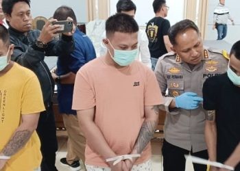 Kapolresta Gorontalo Kota Kombes Pol Ade Permana saat menginterogasi tiga tersangka kasus pembunuhan di kompleks terminal Andalas, pada konferensi pers, Senin (19/2/2024). (F.Sari/gopos)