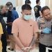 Kapolresta Gorontalo Kota Kombes Pol Ade Permana saat menginterogasi tiga tersangka kasus pembunuhan di kompleks terminal Andalas, pada konferensi pers, Senin (19/2/2024). (F.Sari/gopos)