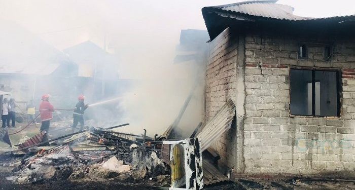 Satu rumah di Kelurahan Liluwo, Kecamatan Kota Tengah, Kota Gorontalo terbakar, Senin (19/2/2024).(F. Rama/gopos)