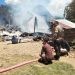 Tampak petugas kepolisian saat berusaha memadamkan api pada peristiwa kebakaran dua rumah di Kecamatan Popayato, Kabupaten Pohuwato, Rabu (20/2/2024).