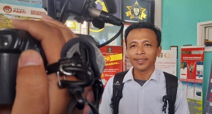 Pendamping Rehabilitasi Sosial Kementerian Sosial RI, Riski Syaputra Pratama Lihu saat diwawancarai, Senin (5/2/2024).(F. Andol/gopos)