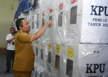 Penjagub Gorontalo Ismail Pakaya saat memantau langsung proses distribusi logistik Pemilu, Senin (12/2/2024).(F. Humasprov)