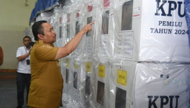 Penjagub Gorontalo Ismail Pakaya saat memantau langsung proses distribusi logistik Pemilu, Senin (12/2/2024).(F. Humasprov)