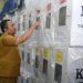 Penjagub Gorontalo Ismail Pakaya saat memantau langsung proses distribusi logistik Pemilu, Senin (12/2/2024).(F. Humasprov)