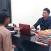 AT (19) terduga pelaku pencurian di rumah dinas Kepala Dinas Pendidikan Gorontalo Utara saat diinterogasi penyidik Polres Gorut.(F. Andol/gopos)