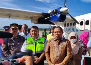 Penjagub Gorontalo Ismail Pakaya sebelum lepas landas untuk penerbangan perintis Gorontalo-Pohuwato, Ahad (18/2/2024).(F. Nova/Humasprov)