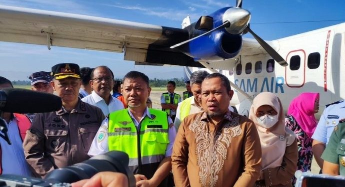 Penjagub Gorontalo Ismail Pakaya sebelum lepas landas untuk penerbangan perintis Gorontalo-Pohuwato, Ahad (18/2/2024).(F. Nova/Humasprov)
