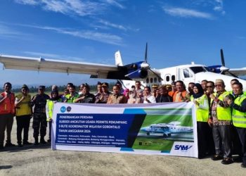 Penjagub Gorontalo Ismail Pakaya bersama rombongan saat mengikuti penerbangan perintis perdana Gorontalo- Pohuwato dari landasan pacu Bandara Djalaluddin Tantu, Ahad (18/2/2024). (F.Nova/humasprov)