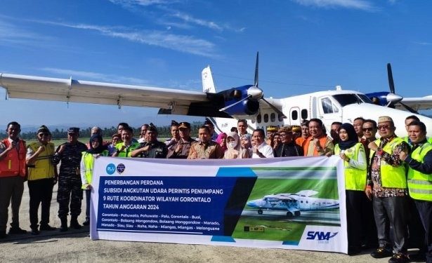 Penjagub Gorontalo Ismail Pakaya bersama rombongan saat mengikuti penerbangan perintis perdana Gorontalo- Pohuwato dari landasan pacu Bandara Djalaluddin Tantu, Ahad (18/2/2024). (F.Nova/humasprov)