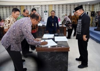 Penjabat Gubernur Gorontalo Ismail Pakaya menyaksikan penandatanganan Perjanjian Kinerja di lingkungan pejabat Pemprov Gorontalo, Jumat (2/2/2024).(F. Haris/humas)
