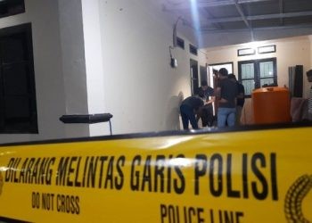 Pihak kepolisian Polres Gorut sedang melakukan olah TKP di rumah dinas Kepala Dinas Pendidikan yang disatroni maling. (F. Andol/gopos)
