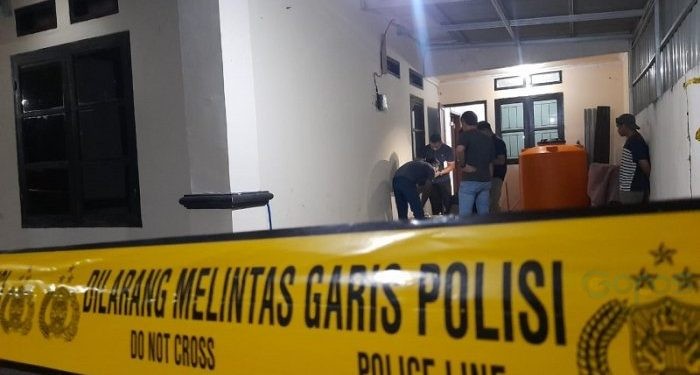 Pihak kepolisian Polres Gorut sedang melakukan olah TKP di rumah dinas Kepala Dinas Pendidikan yang disatroni maling. (F. Andol/gopos)
