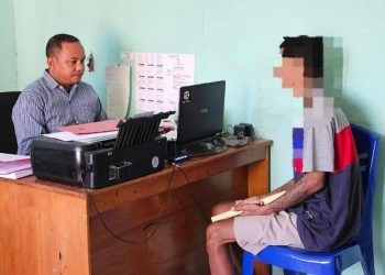 Lelaki berinisial SP (36)warga Palu Sulteng saat diperiksa penyidik Satuan Narkoba Polresta Gorontalo Kota.