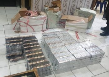 Ribuan bungkus rokok ilegal saat diamankan di Polsek KPG, Sabtu malam (10//2/2024).