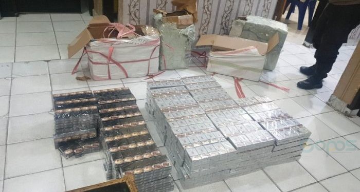 Ribuan bungkus rokok ilegal saat diamankan di Polsek KPG, Sabtu malam (10//2/2024).