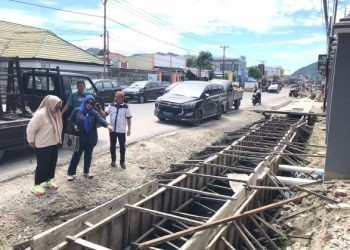 Anggota DPRD Kota Gorontalo saat meninjau pekerjaan drainase jalan Nani Wartabone dalam rangkaian reses.