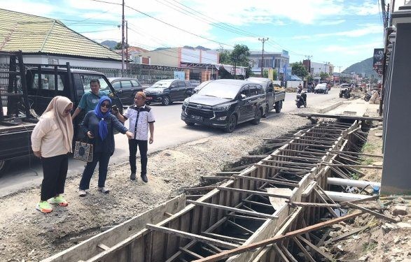 Anggota DPRD Kota Gorontalo saat meninjau pekerjaan drainase jalan Nani Wartabone dalam rangkaian reses.
