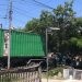 Sebuah truk kontainer terjebak dahan pohon di jalan Prof Dr Aloei Saboe Kota Gorontalo yang membuat arus lalu lintas macet.(F. Rama/gopos)