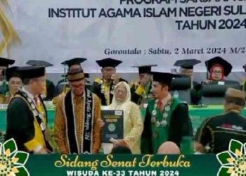 Kedua orang tua Anindi Aprilia Manoppo saat mengikuti prosesi Sidang Senat Terbuka dalam rangka Wisuda ke-33 Program Sarjana dan Magister, pada Sabtu (2/3/2024). [Tangkapan layar]