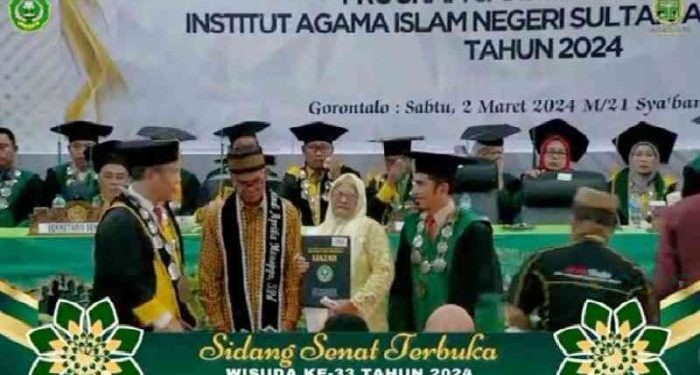 Kedua orang tua Anindi Aprilia Manoppo saat mengikuti prosesi Sidang Senat Terbuka dalam rangka Wisuda ke-33 Program Sarjana dan Magister, pada Sabtu (2/3/2024). [Tangkapan layar]