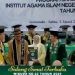 Kedua orang tua Anindi Aprilia Manoppo saat mengikuti prosesi Sidang Senat Terbuka dalam rangka Wisuda ke-33 Program Sarjana dan Magister, pada Sabtu (2/3/2024). [Tangkapan layar]