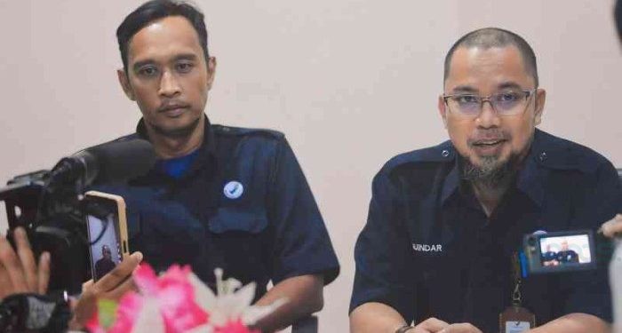Ketua Tim Infokom BPOM Gorontalo, Muindar (kanan) saat dikonfirmasi di kantor BPOM Gorontalo, Senin (4/3/2024). (Putra/Gopos)
