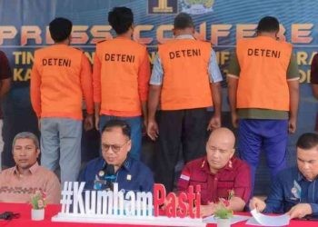 Kepala Divisi Keimigrasian, Kantor Wilayah Kementerian Hukum dan Ham Gorontalo, Friece Sumolang saat konferensi pers di Kantor Imigrasi Kelas I TPI Gorontalo, Kamis (14/3/2024).