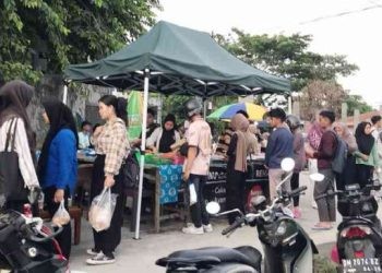 Masyarakat sedang berburu takjil didepan kompleks UNG (Sabtu/16/03/2024) Foto (Rama/Gopos