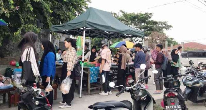 Masyarakat sedang berburu takjil didepan kompleks UNG (Sabtu/16/03/2024) Foto (Rama/Gopos