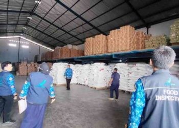 Badan Pengawas Obat dan Makanan Gorontalo (BPOM) Gorontalo melaksanakan Inspeksi ke Gudang Distributor Pangan PT. Cipta Langgeng Mitra Sukses, Senin (18/3/2024). (Putra/Gopos)