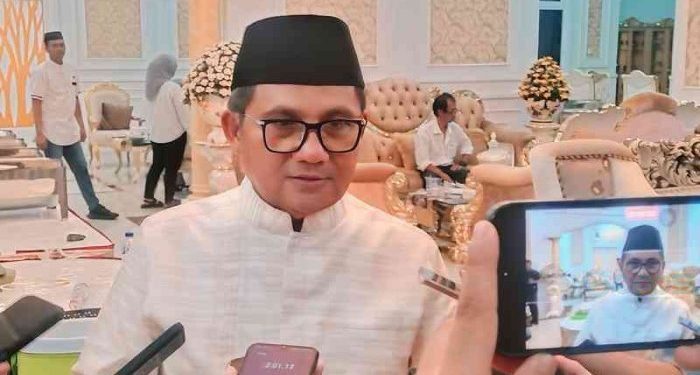 Walikota Gorontalo, Marten Taha diwawancarai awak media, Sabtu malam di Rumah Dinas Walikota Gorontalo, 23/3/2024