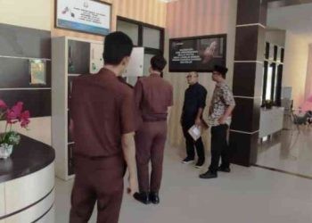 Tersangka Kasus Korupsi SPAM Dungingi yang juga selaku Kepala Dinas PUPR Kota Gorontalo RB akhirnya memenuhi panggilan kejaksaan.