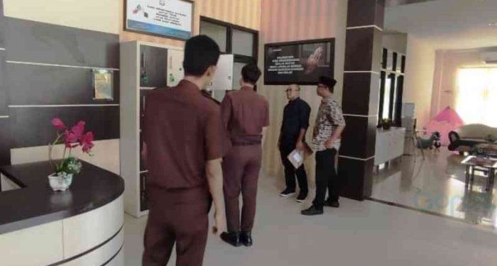 Tersangka Kasus Korupsi SPAM Dungingi yang juga selaku Kepala Dinas PUPR Kota Gorontalo RB akhirnya memenuhi panggilan kejaksaan.