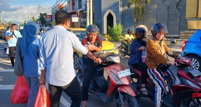 Sekretaris DPD Gerindra Provinsi Gorontalo, Muhammad Nasir Majid ikut membagikan takjil ramadan kepada masyarakat di Simpang Lima Telaga, Ahad (24/3/2024) (muhajir/gopos)
