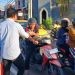 Sekretaris DPD Gerindra Provinsi Gorontalo, Muhammad Nasir Majid ikut membagikan takjil ramadan kepada masyarakat di Simpang Lima Telaga, Ahad (24/3/2024) (muhajir/gopos)